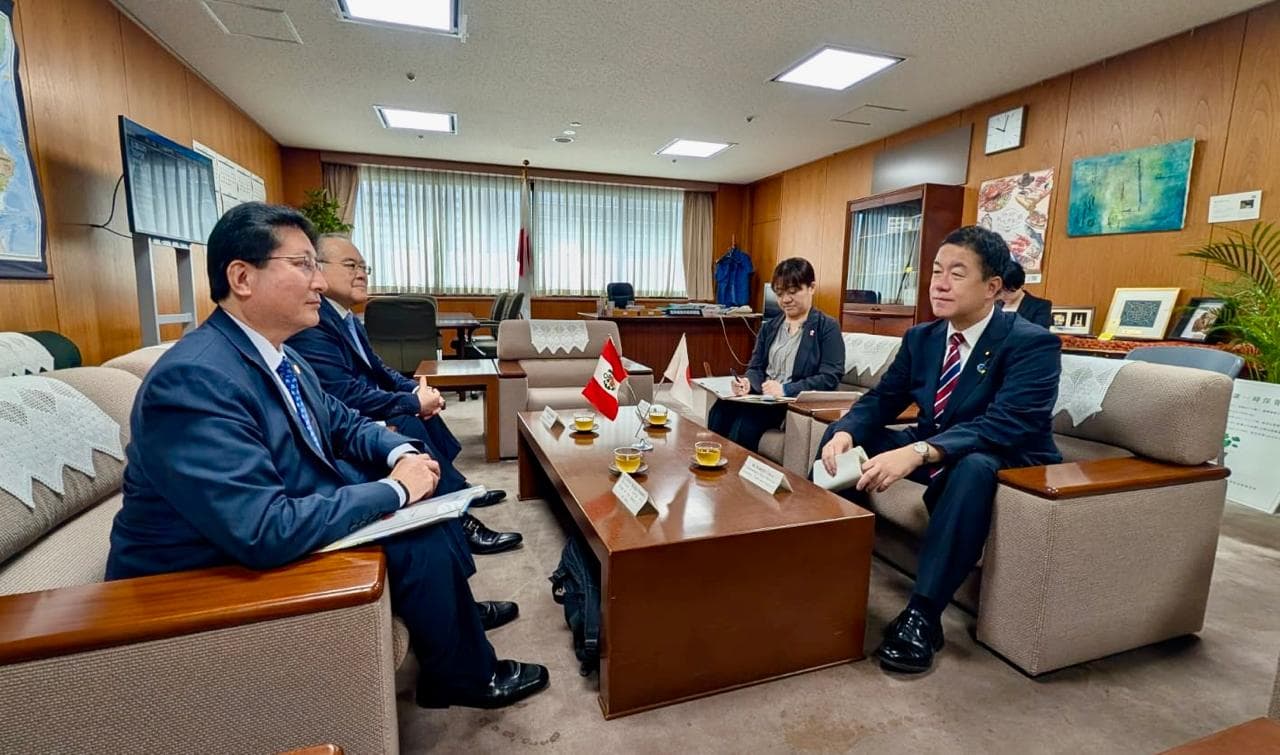 ギジェルモ・シンノ・エネルギー鉱山相と日本政府関係者による投資・技術協力に関する会談