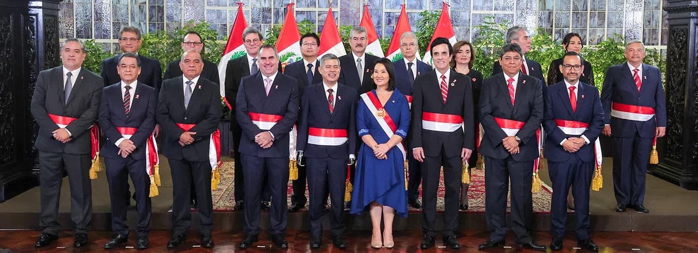ケイコ・フジモリ大統領と閣僚の集合写真